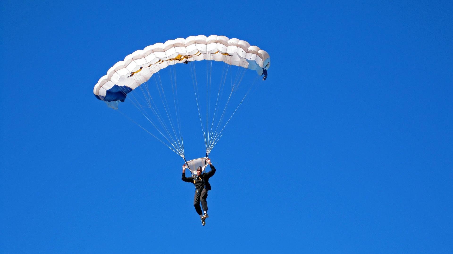 诺里斯创纪录之夜，迈凯伦完胜雷诺车队，诠释赛道上的唯一性